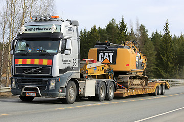 Image showing Volvo FH16 Semi Transports Cat Heavy Equipment