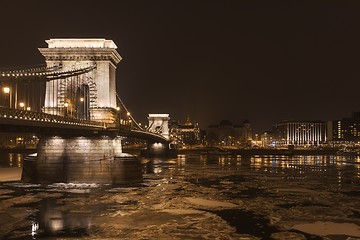 Image showing Chainbridge at nighttime with icy Danube