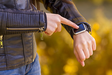 Image showing Using touchscreen smart watch