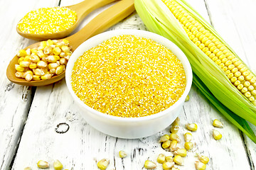 Image showing Corn grits in bowl with cobs on board