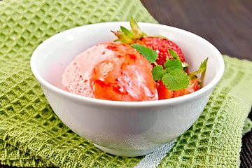 Image showing Ice cream strawberry with syrup in bowl on towel