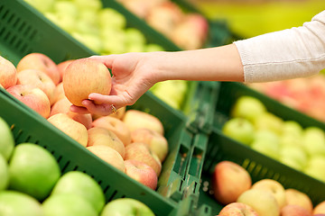 Image showing hand with apples at grocery store