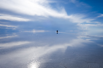 Image showing Car in Salar de Uyuni desert, Bolivia