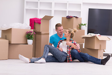 Image showing young couple moving  in new house