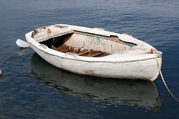 Image showing A wooden rowing boat tide down