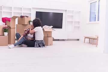 Image showing young couple moving  in new house