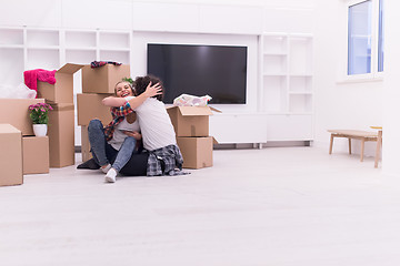 Image showing young couple moving  in new house