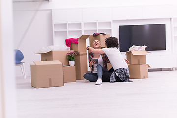 Image showing young couple moving  in new house