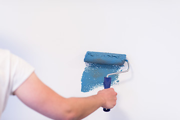 Image showing Decorator\'s hand painting wall