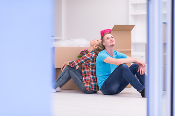 Image showing young couple moving  in new house