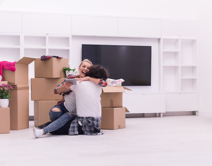 Image showing young couple moving  in new house