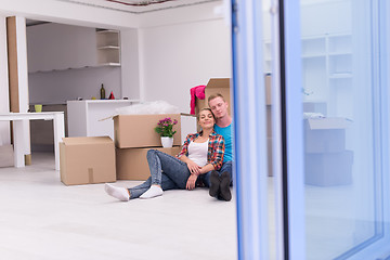 Image showing young couple moving  in new house
