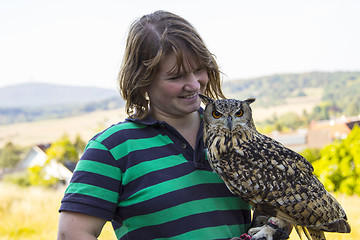 Image showing Collared Scops Owl sitting on the hand of animal keeper