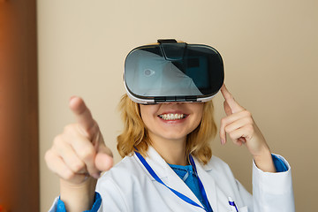 Image showing Doctor in glasses of virtual reality