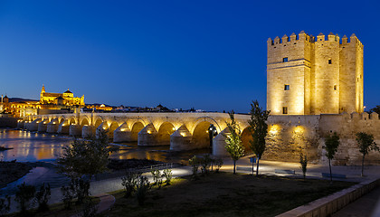 Image showing old roman bridge and tower Calahora at night, Cordoba