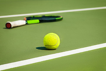 Image showing The tennis ball on a tennis court