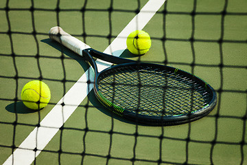 Image showing The tennis ball on a tennis court