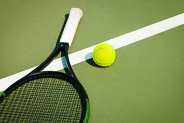 Image showing The tennis ball on a tennis court