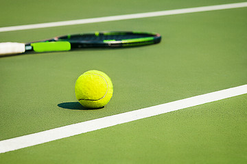 Image showing The tennis ball on a tennis court