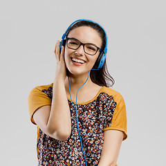 Image showing Girl listen music