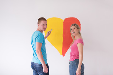 Image showing couple are painting a heart on the wall