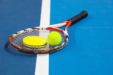 Image showing The tennis ball on a tennis court