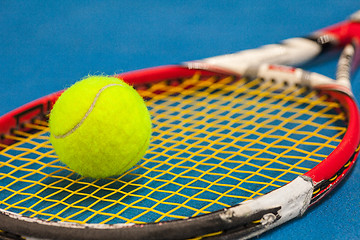 Image showing The tennis ball on a tennis court