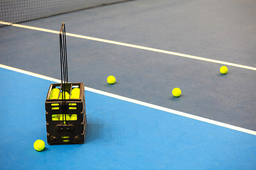 Image showing The tennis ball on a tennis court