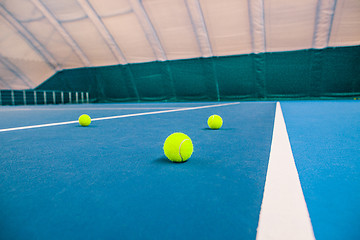 Image showing The tennis ball on a tennis court