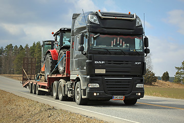 Image showing Black DAF XF Semi Trailer Transports Machinery