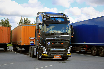 Image showing Truck Detaches Trailer at Truck Stop