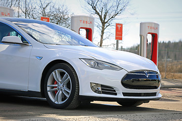 Image showing White Tesla Model S on Supercharger, Detail