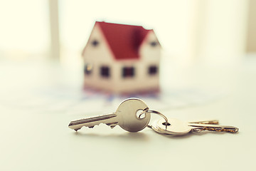 Image showing close up of home model, money and house keys