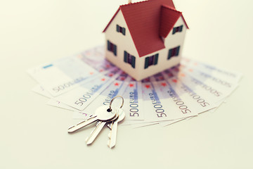 Image showing close up of home model, money and house keys