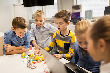 Image showing kids with invention kit at robotics school