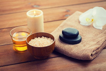 Image showing close up of pink salt with honey and bath stuff