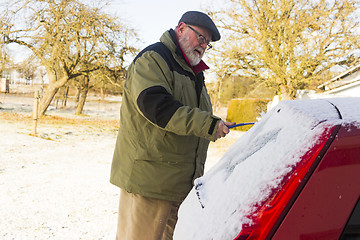 Image showing Senior remove car from hoarfrost