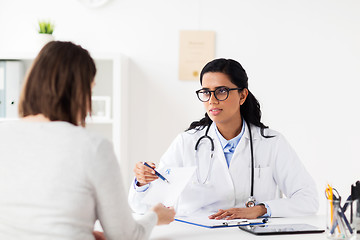 Image showing doctor with clipboard and woman at hospital