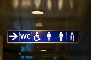 Image showing Toilet sign with arrow