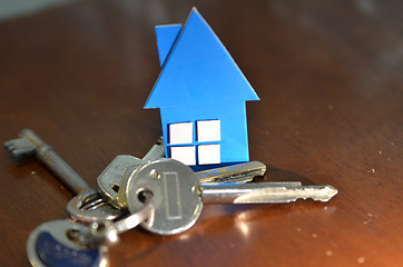 Image showing Bunch of keys with house shaped cardboard