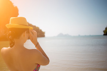 Image showing Brunette in hat on sea