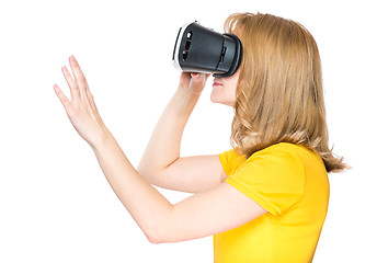 Image showing Woman in VR glasses