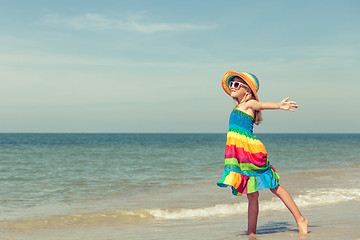 Image showing Little girl  standing on the beach