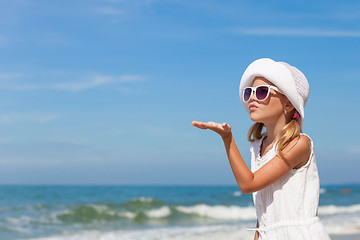 Image showing Little girl  standing on the beach