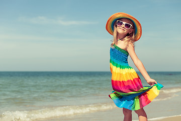 Image showing Little girl  standing on the beach