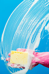 Image showing Man cleaning glass with sponge