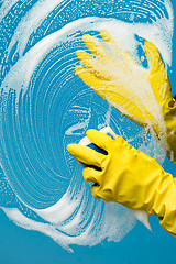 Image showing Man washes glass with foam