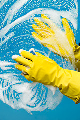 Image showing Person washes window with foam