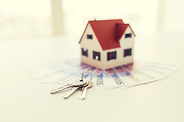 Image showing close up of home model, money and house keys