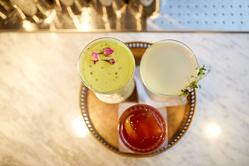 Image showing tray with glasses of cocktails at bar